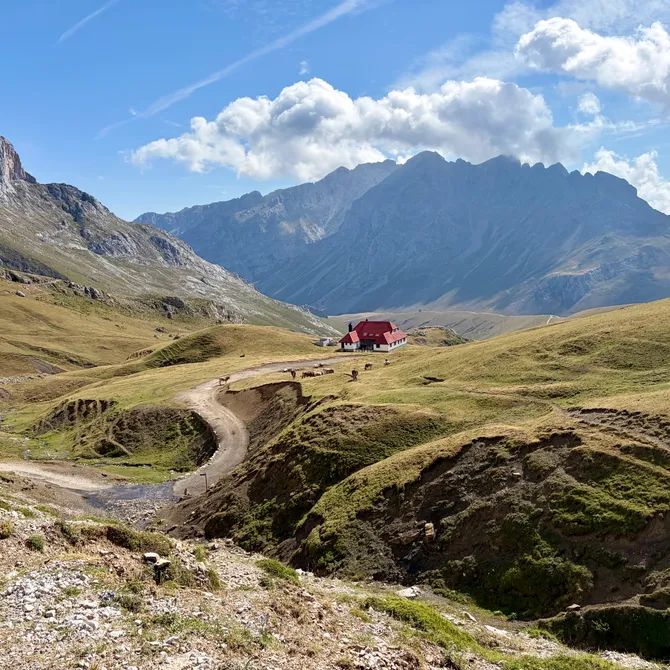 Uitzicht tussen de bergen in Picos de Europa