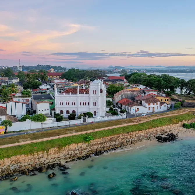 Kust bij Fort Galle in Sri Lanka