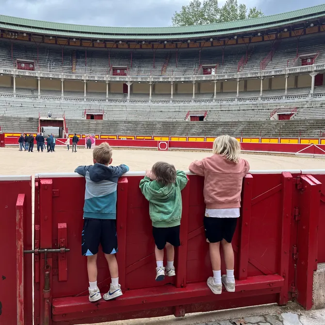 Arena in Pamplona met kinderen