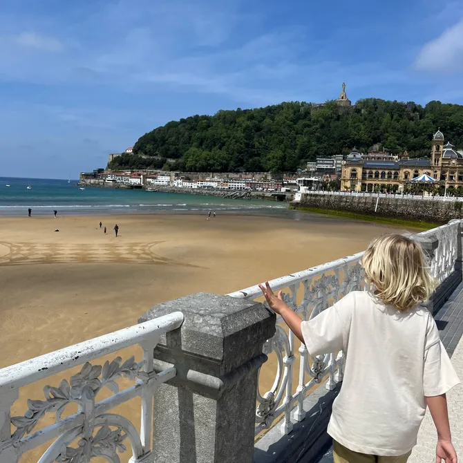 Poseren op het strand van San Sebastian