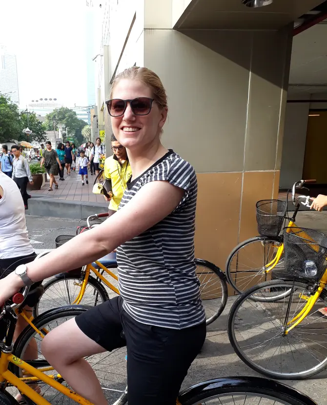 Reisspecialist Judith fietst door Bangkok