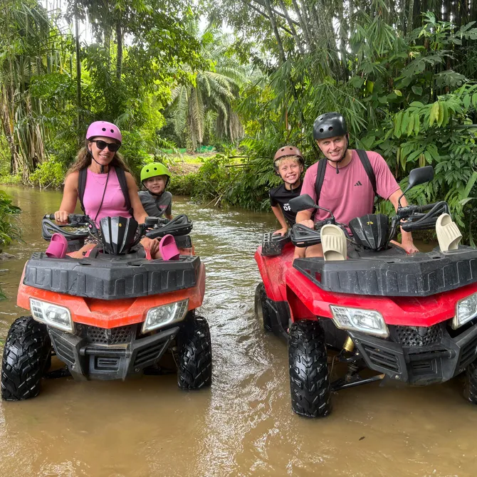 Gezin op quad in jungle Thailand
