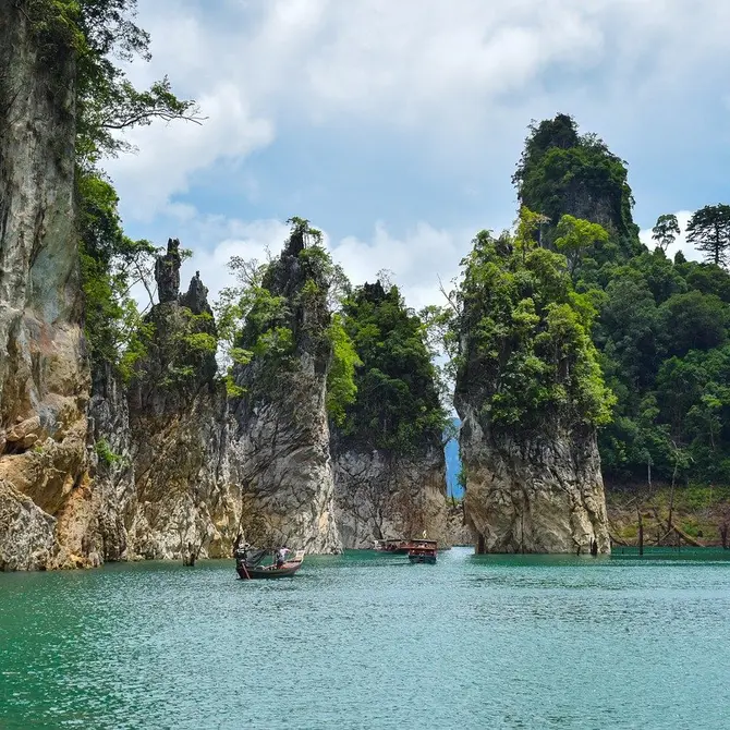 Rotsen van het Khao Sok National Park