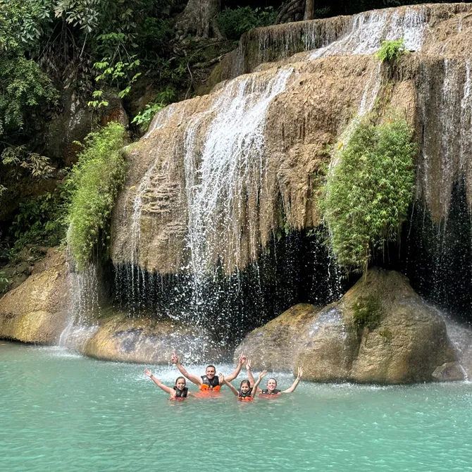 Gezin voor waterval in Erawan, Thailand