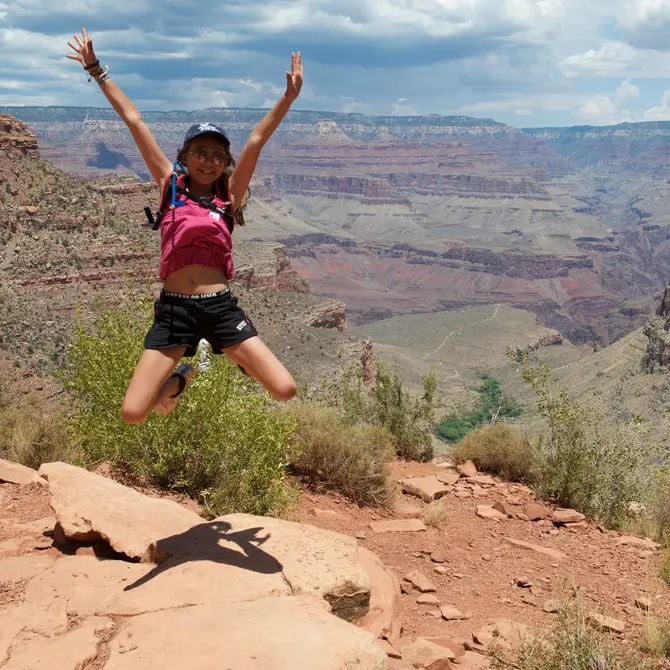 Meisje bij de Grand Canyon