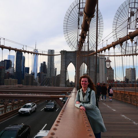 Wandelen over de Brooklyn Bridge in New York