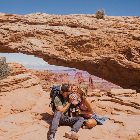 Jong gezin in Arches National Park, Amerika