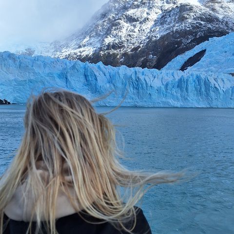 Reisspecialist Inge met uitzicht over perito moreno gletsjer in El Calafate in Argentinie