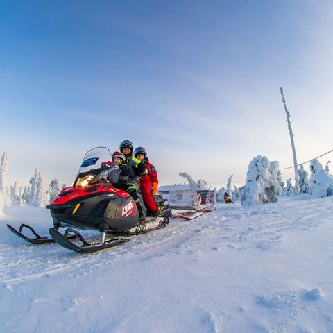 Op de sneeuwscooter, Fins Lapland