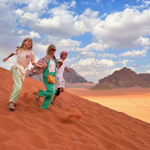 Gezin in de Wadi Rum woestijn