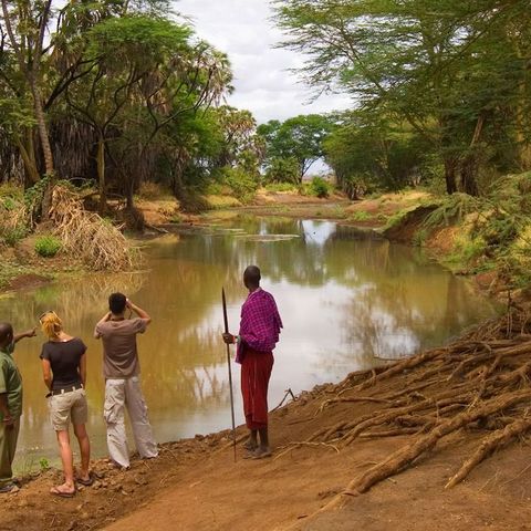 Wandelen met een gids in Tsavo West, Kenia