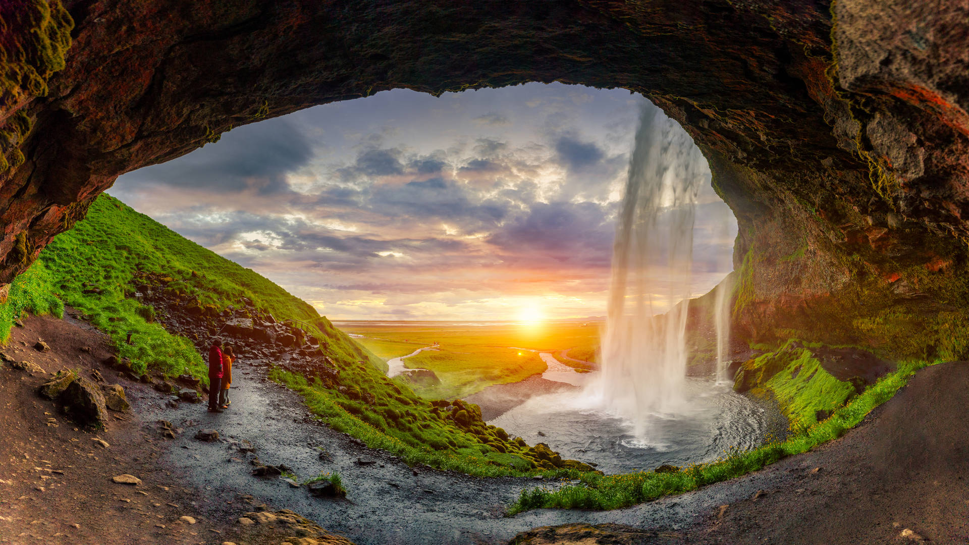 Reizigers bij Seljalandsfoss IJsland