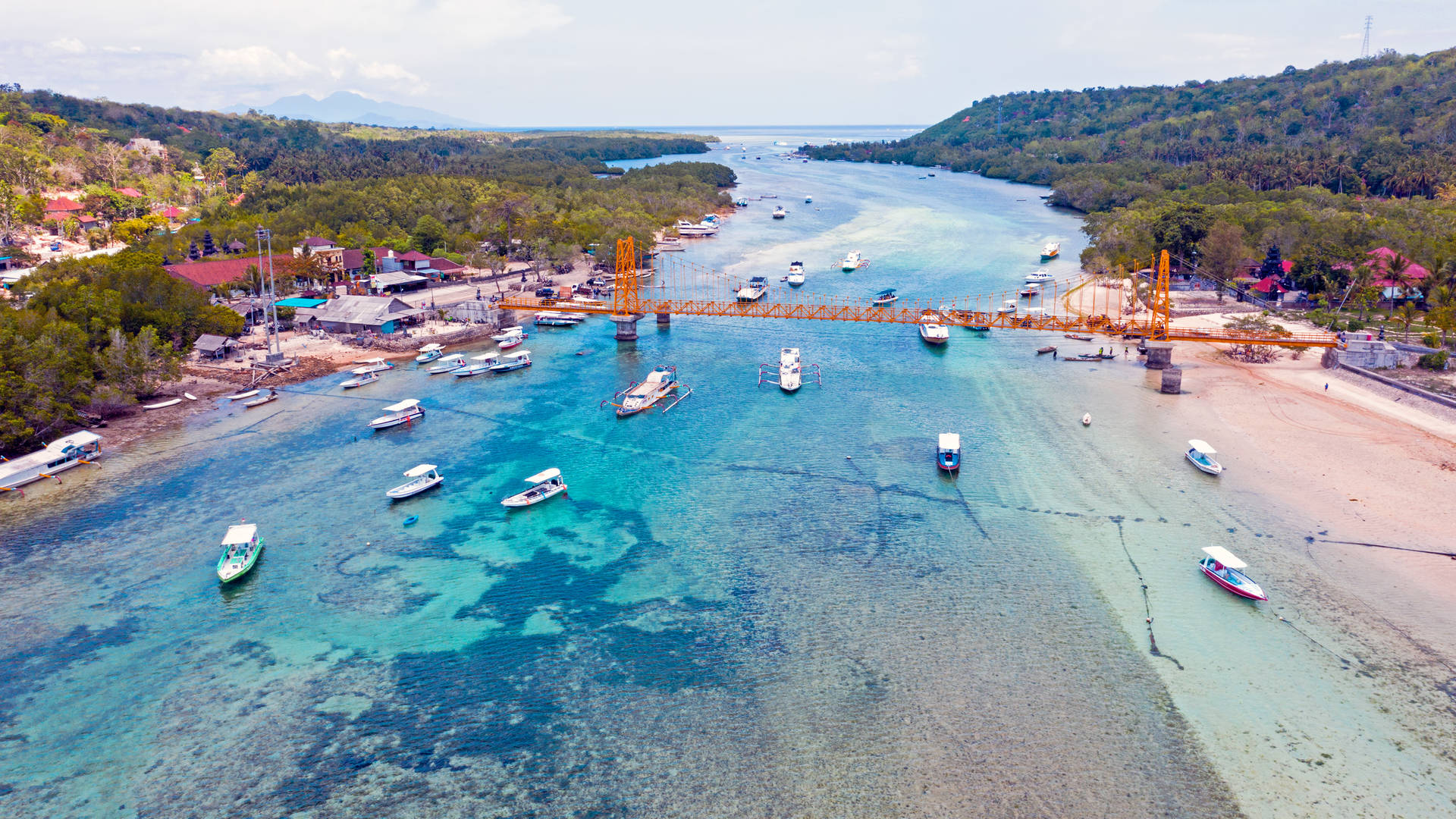 De gele brug tussen Nusa Lembongan en Nusa Ceningan