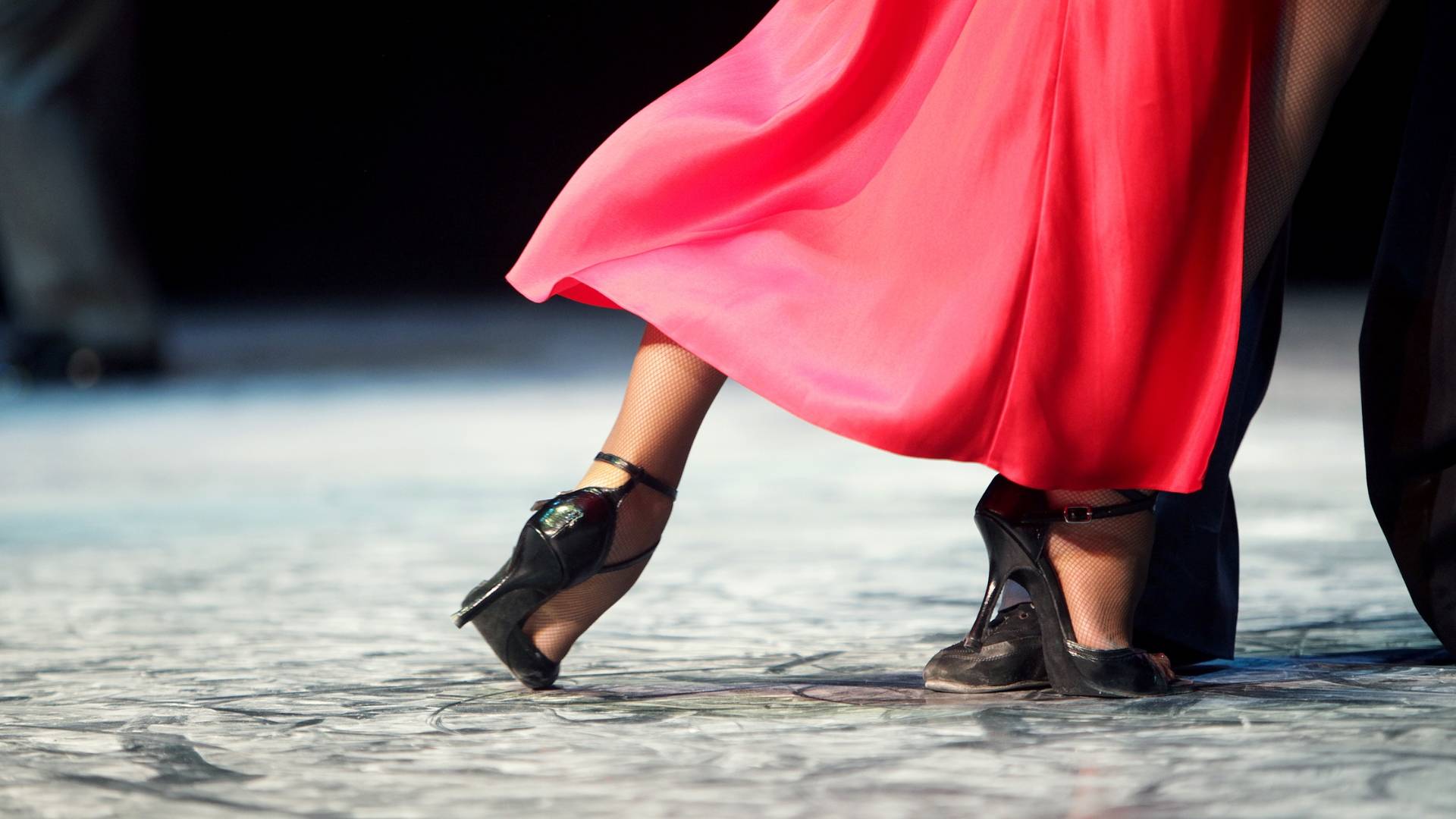 Man en vrouw dansen de tango in Buenos Aires