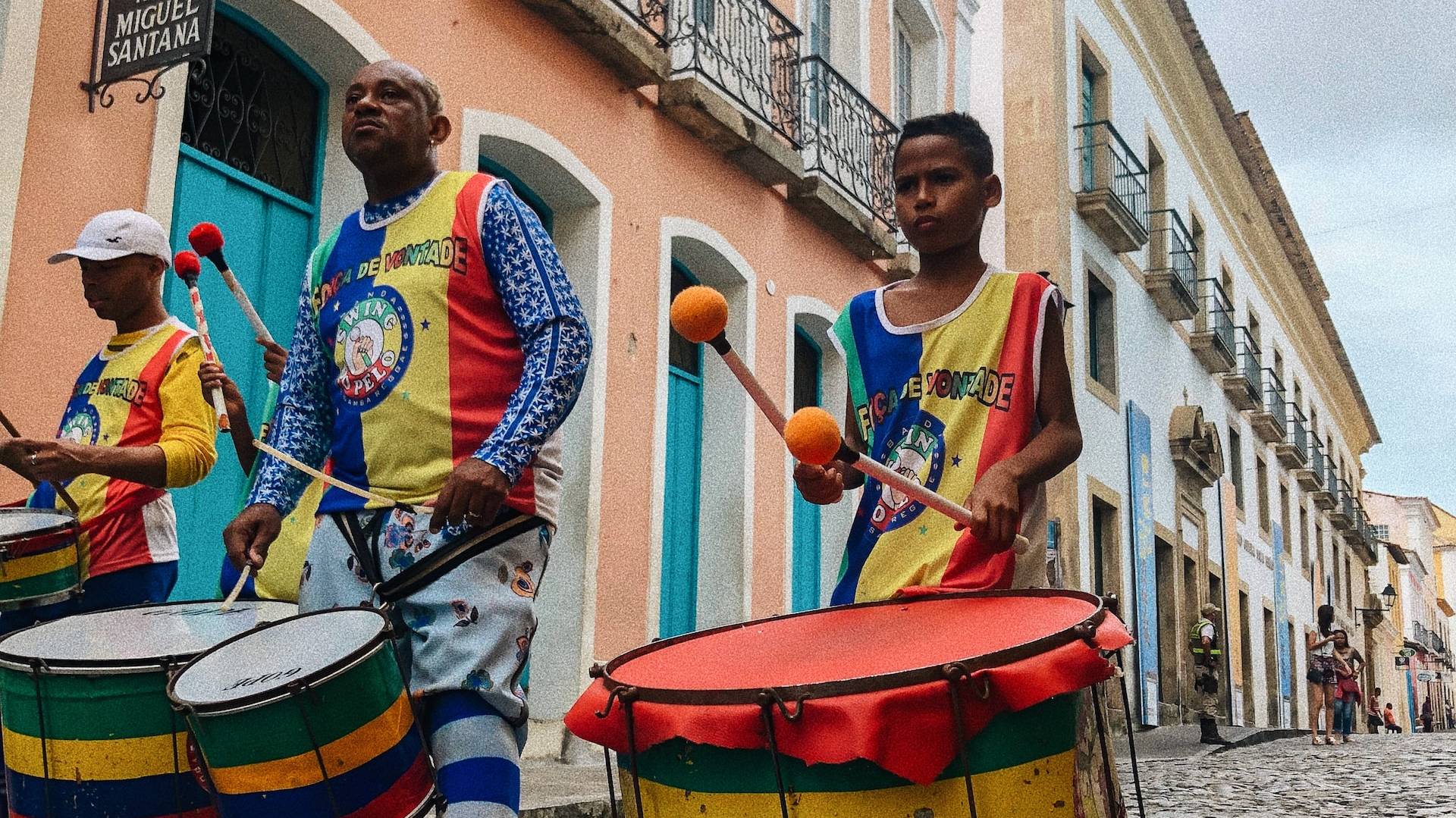Band door de straten van Salvador da Bahia