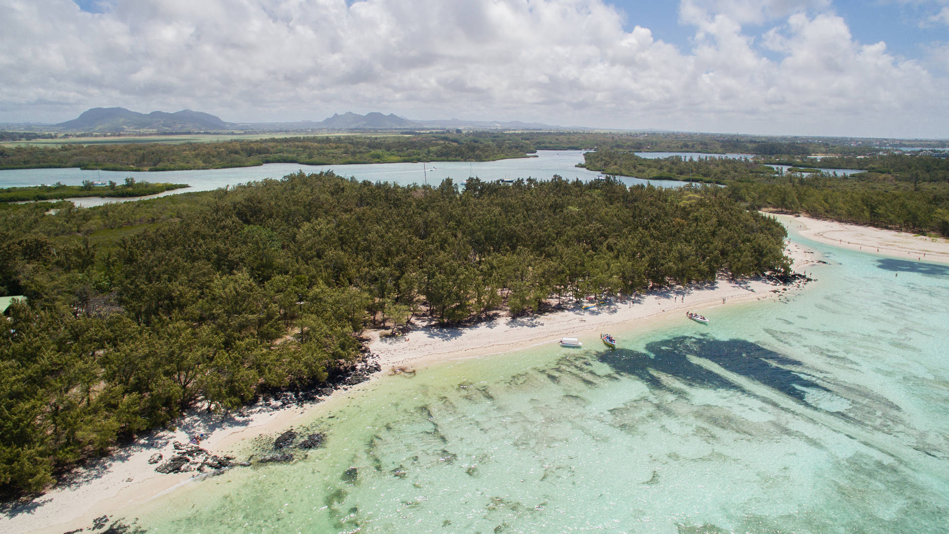 Uitzicht op tropisch Île aux Cerfs, Mauritius