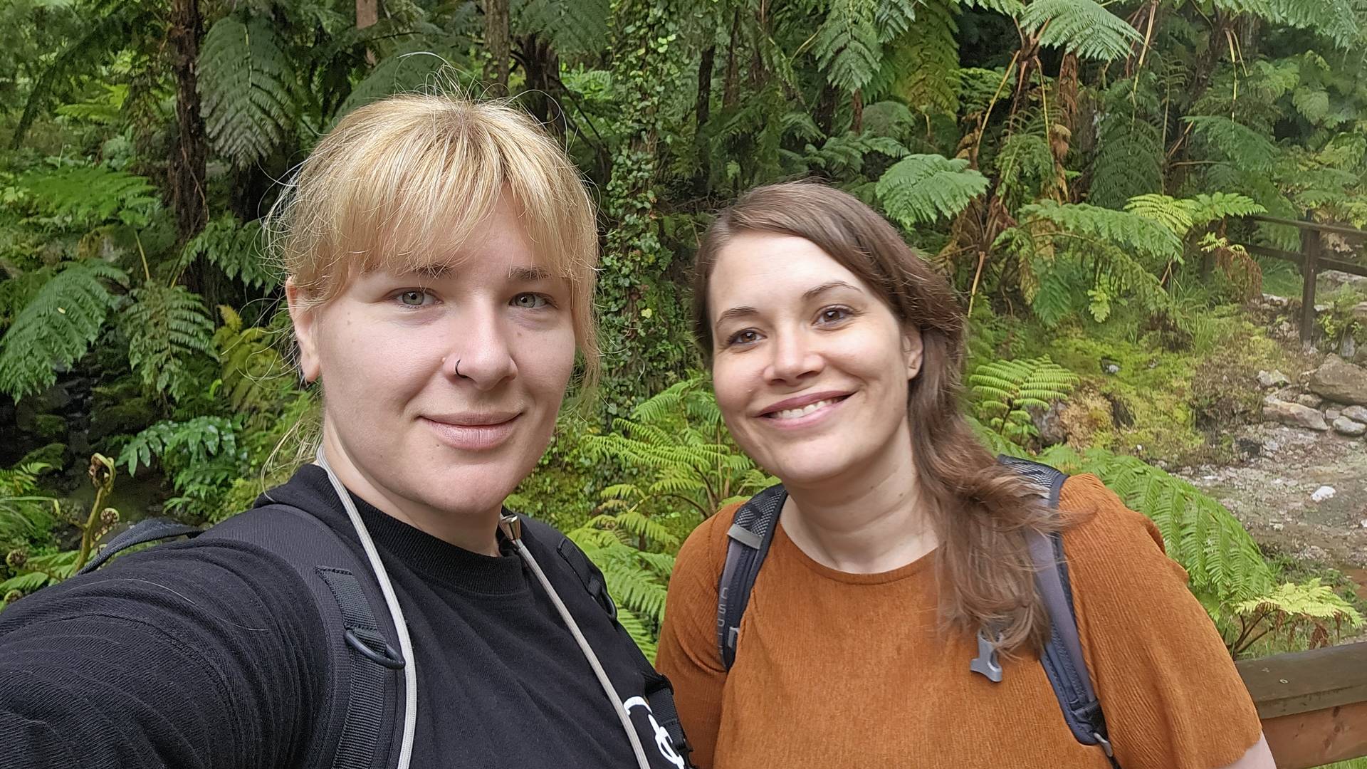 Anouk en Mandy op de Azoren