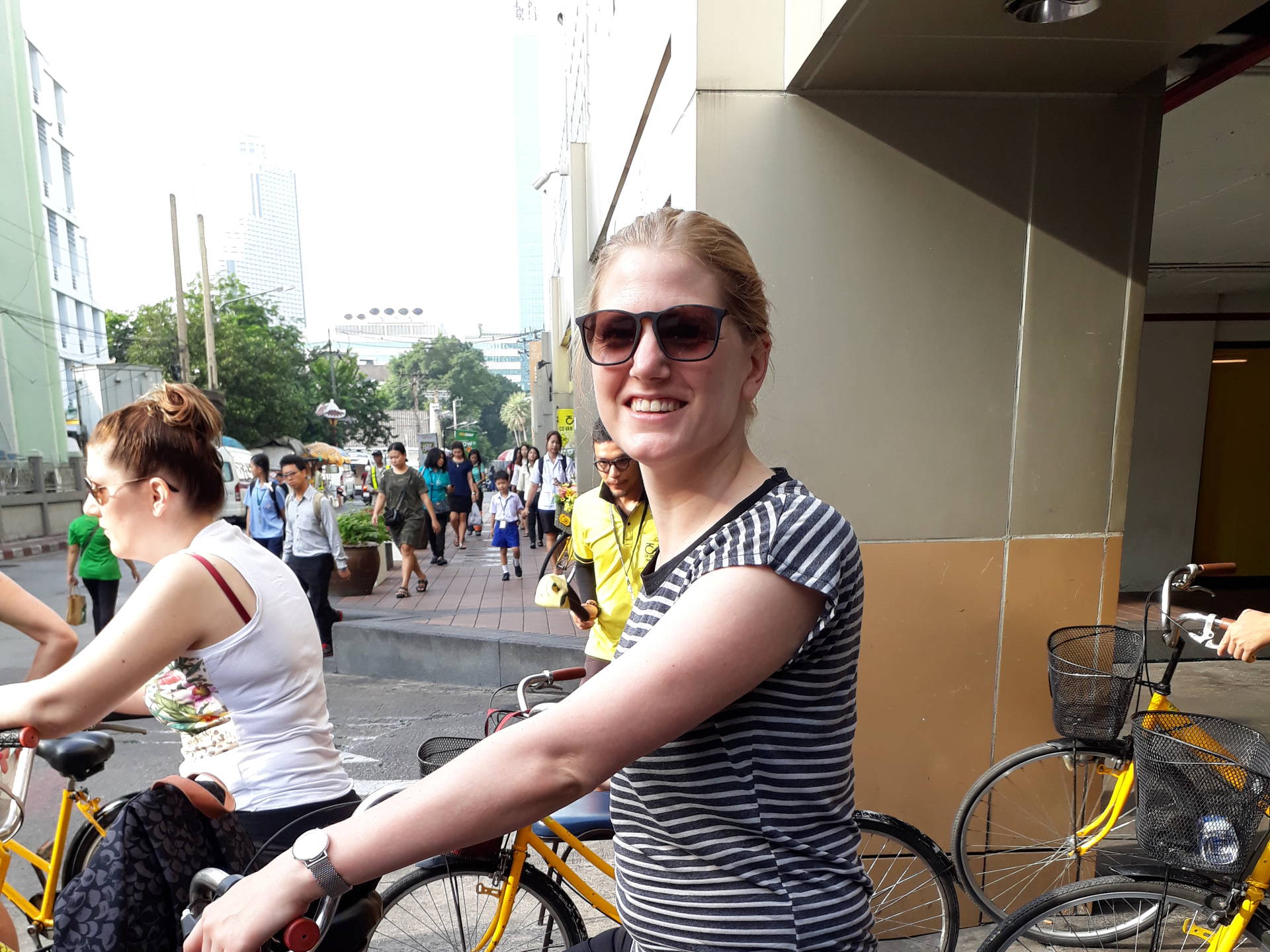 Reisspecialist Judith fietst door Bangkok