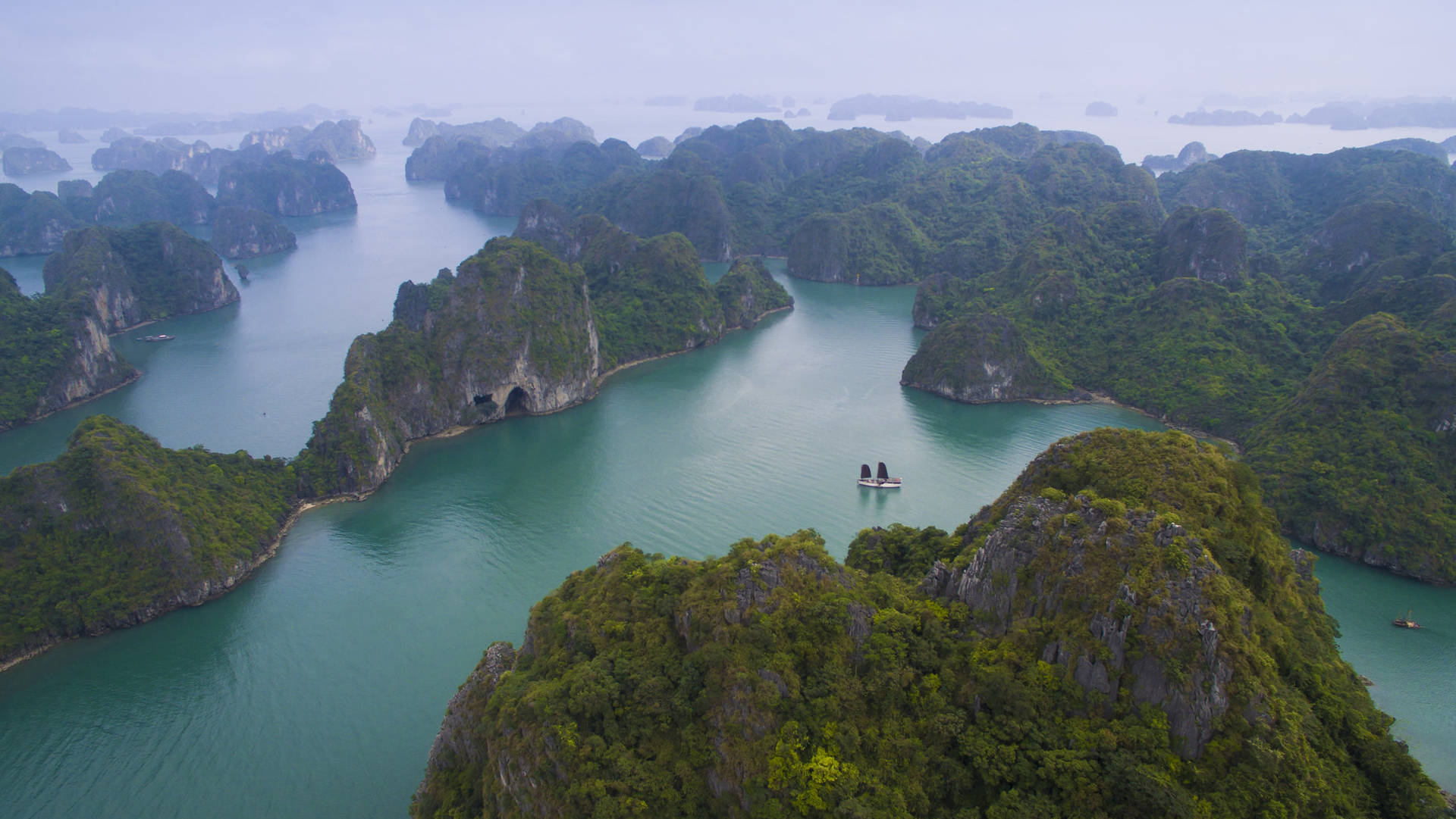 Varen door Bai Tu Long Bay