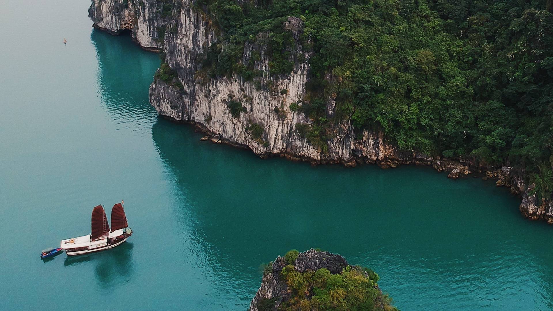 Bai Tu Long Bay