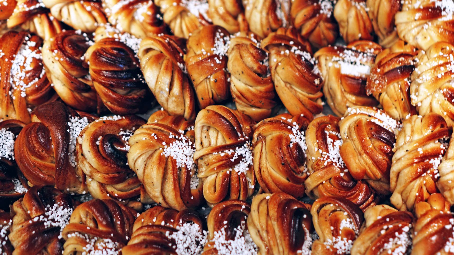 Genieten van een kaneelbroodje tijdens de fika