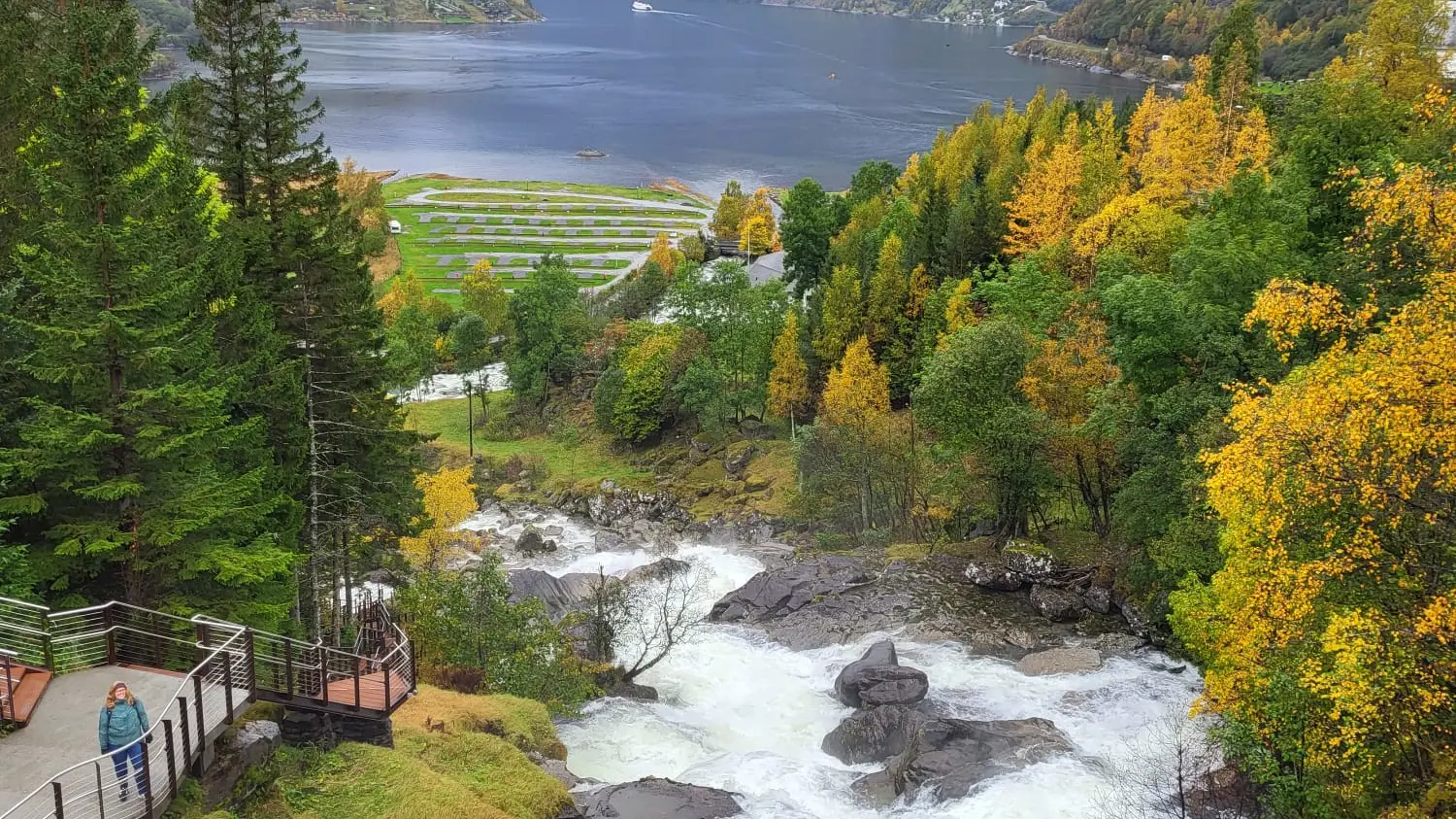 Hiken langs een waterval in Geiranger