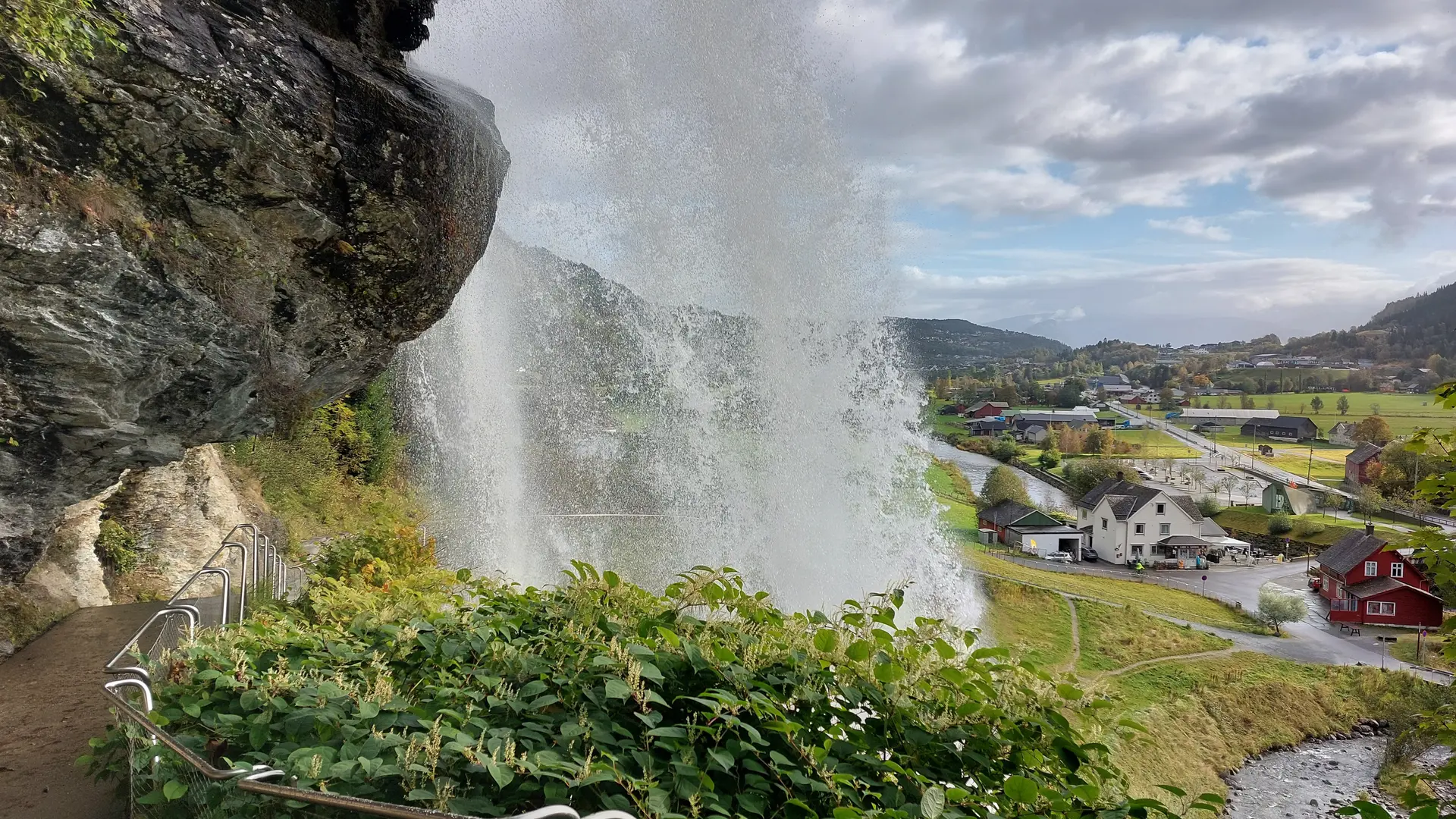 Onder de waterval, Steindalsfossen, Noorwegen