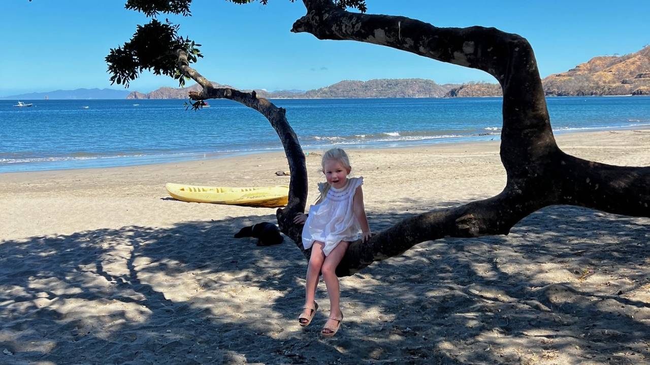 Meisje aan het strand van Hermosa, Costa Rica
