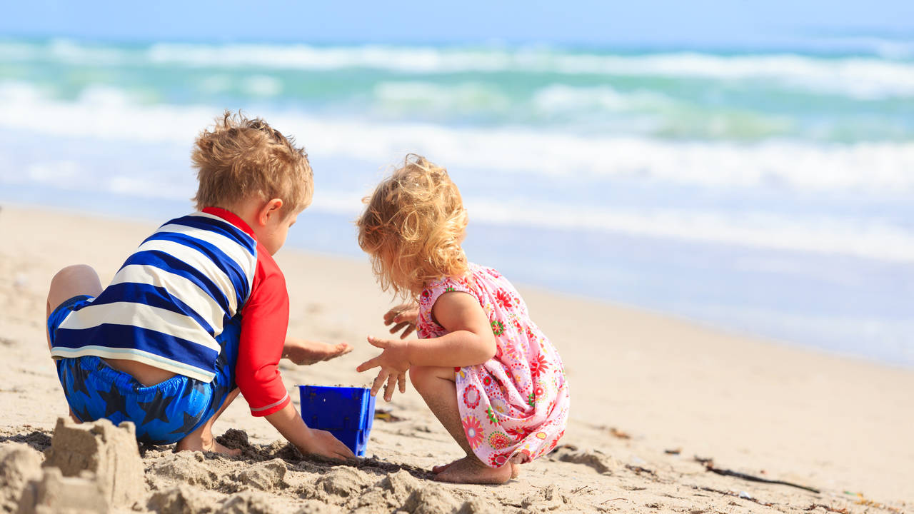 Spelende kinderen op het strand in Miami, Florida