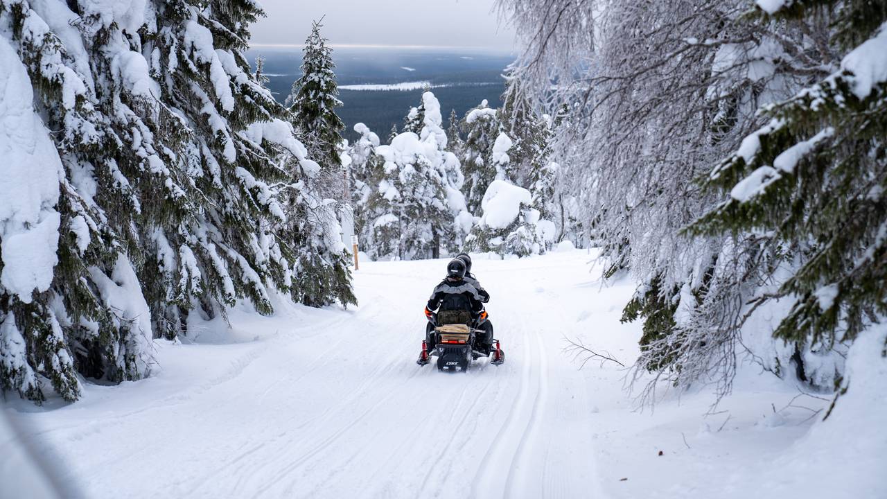 Sneeuwscooter tocht in Fins Lapland