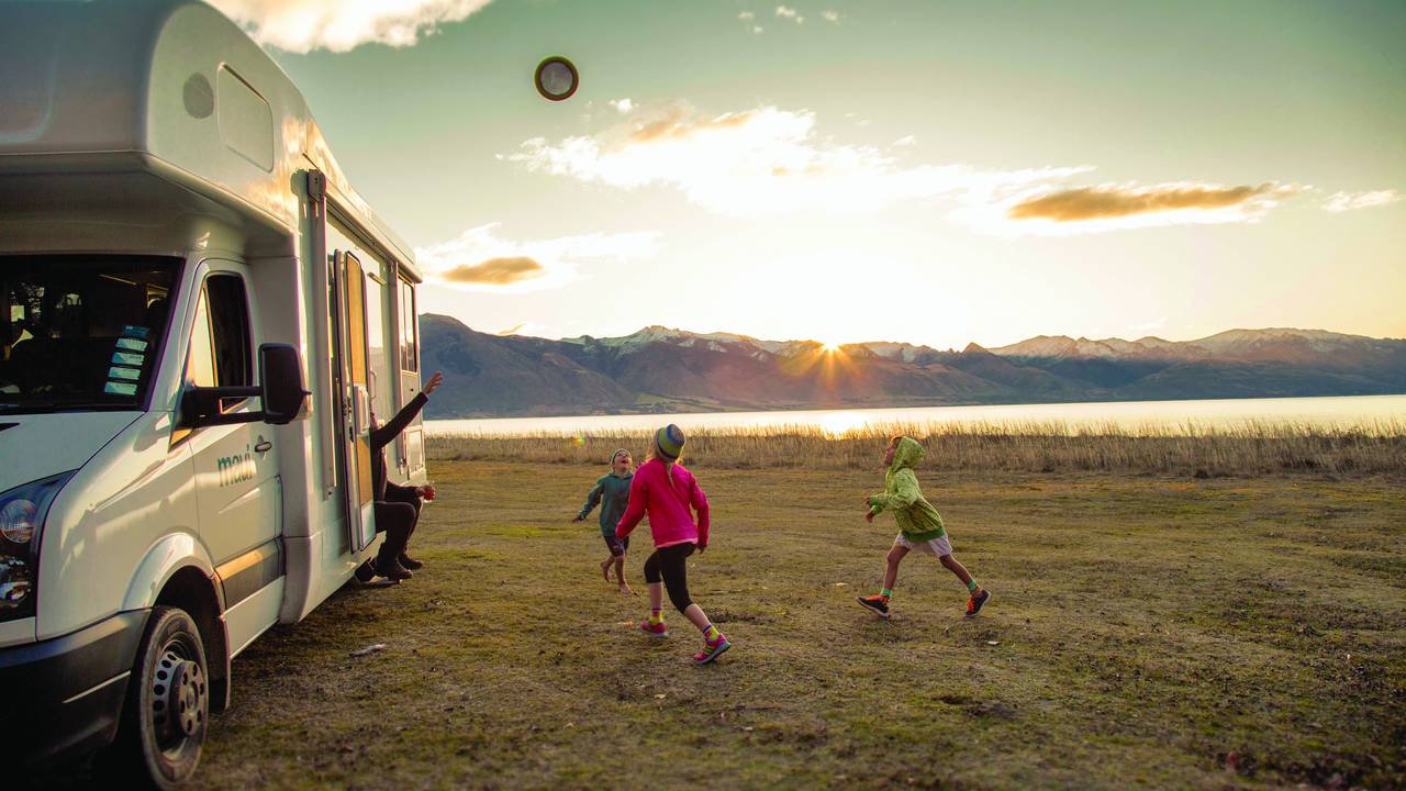 Spelende kids tijdens camperreis Nieuw-Zeeland