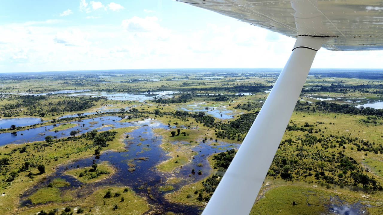 Vliegen boven de Okavango Delta in Botswana