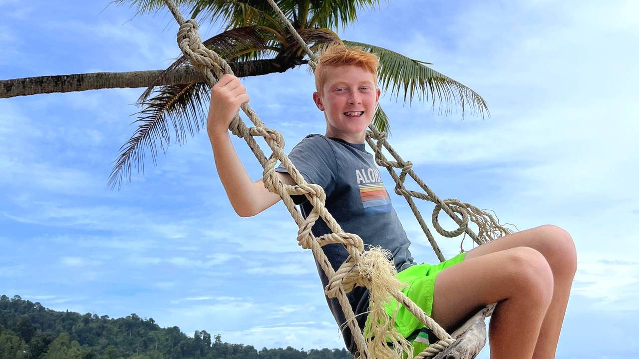 Schommelen op het strand in Thailand