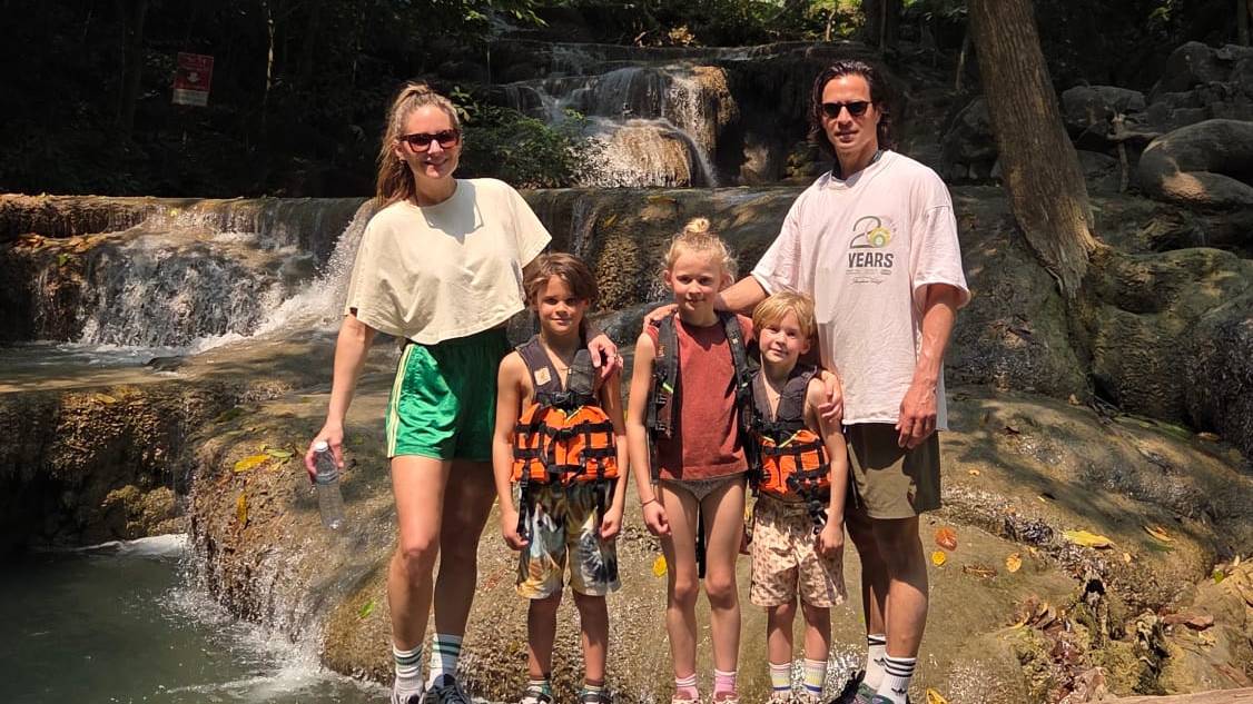 Familieportret bij de Erawan Watervallen