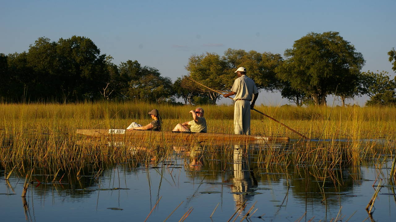Varen in een mokoro door Okavango Delta
