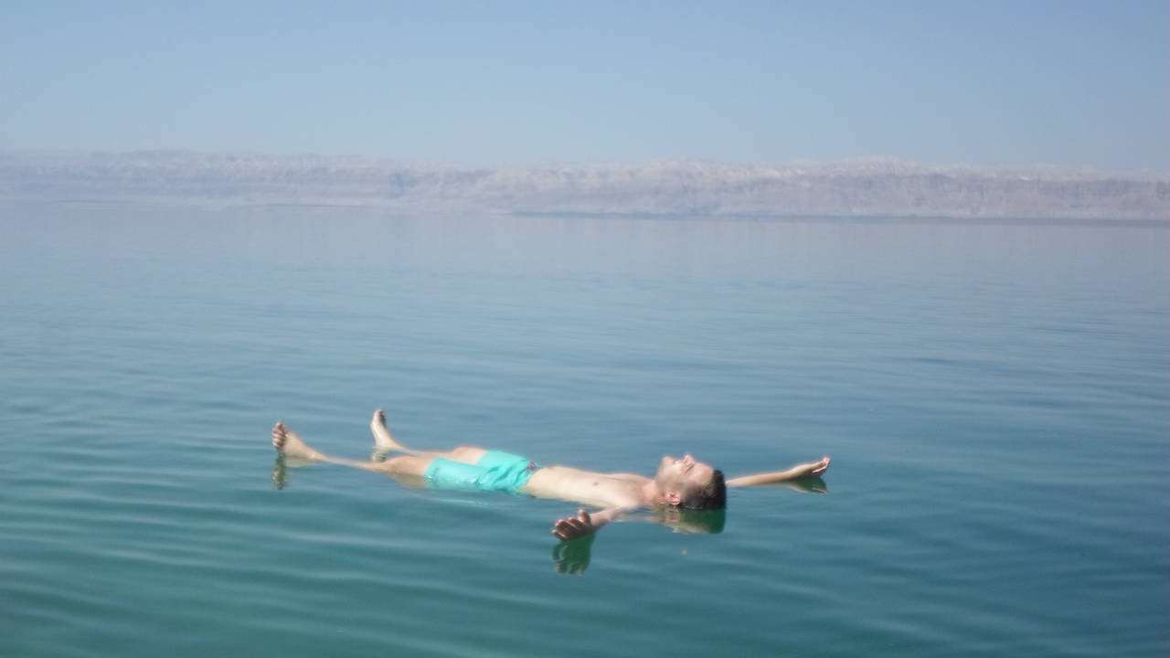 Drijven in de Dode Zee