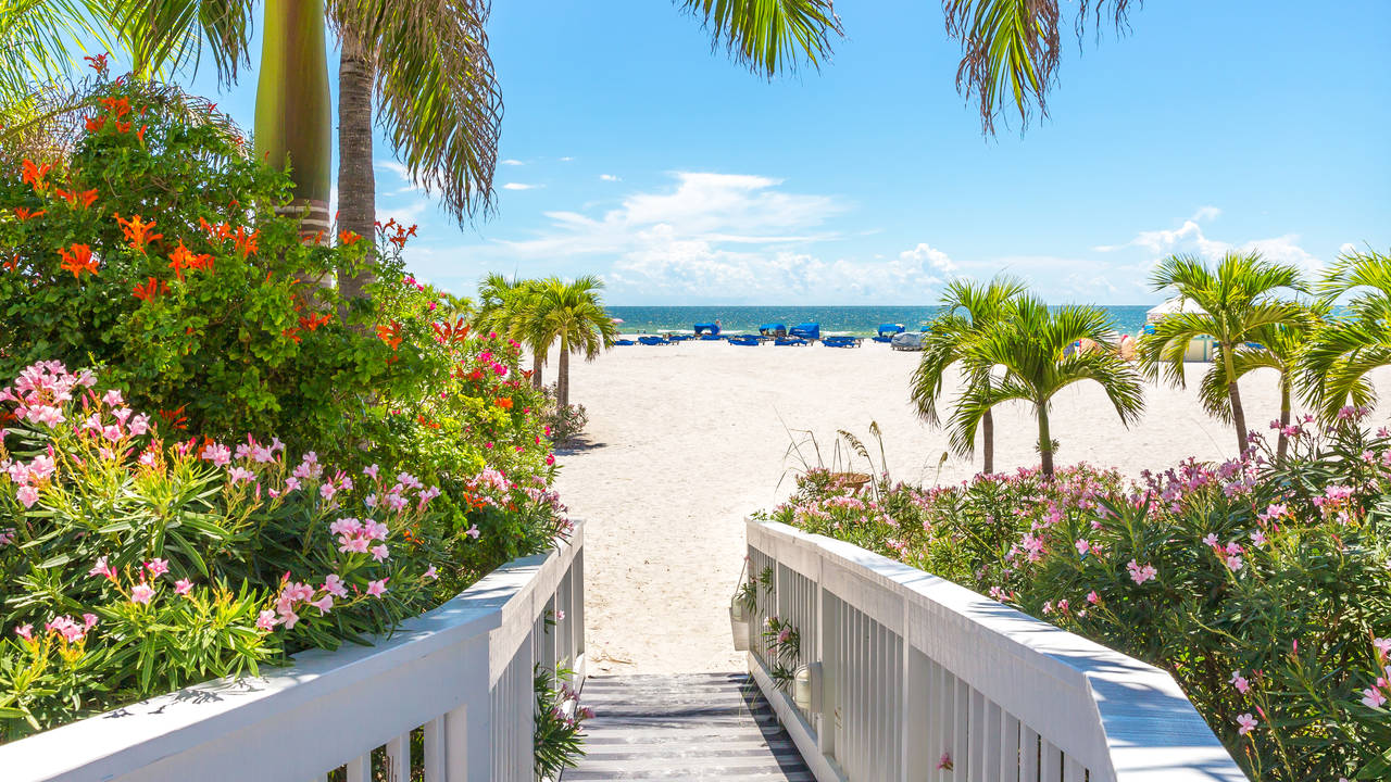 Witte zandstrand van St. Pete Beach in Florida