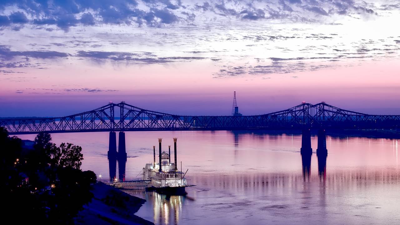 De Mississippi rivier stroomt langs Natchez