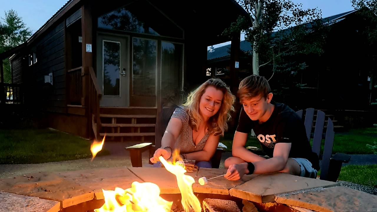 Marsmallows roosteren boven een kampuur