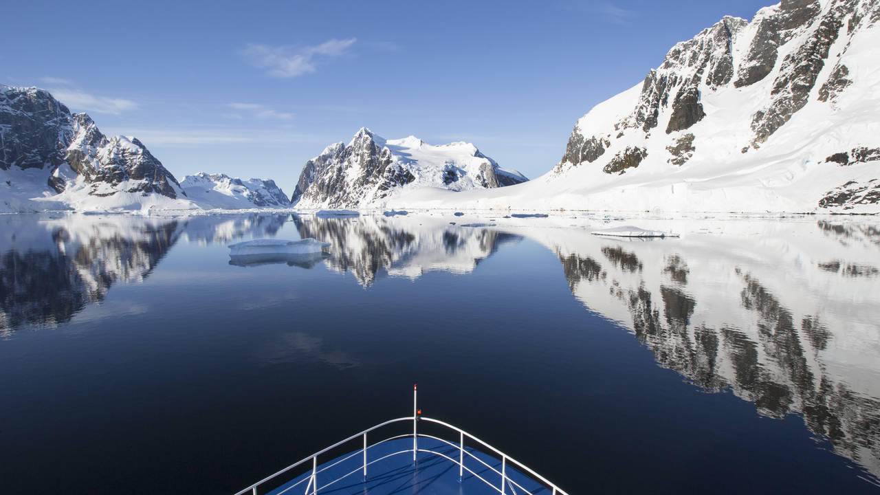 Uitzicht vanaf cruiseboot op Antarctica