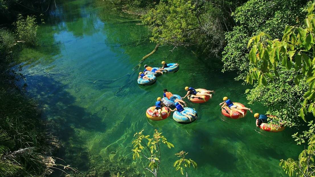 Tuben op de rivier in Bonito