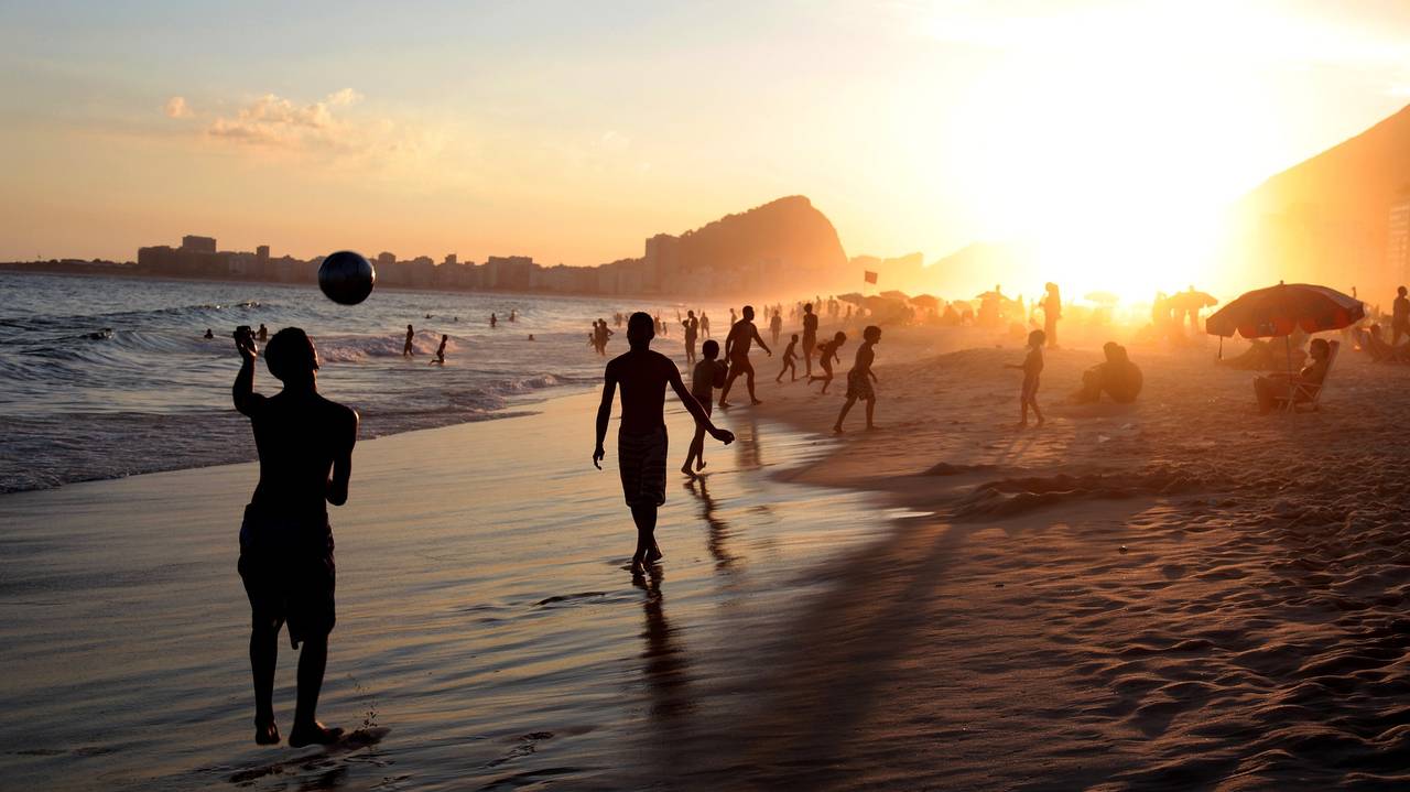 Spelen op het strand, Rio de Janeiro