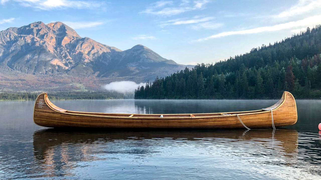 Kanoën op Pyramid Lake in Jasper National Park