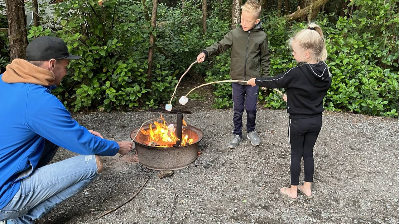 Marshmallows roosteren bij de camper