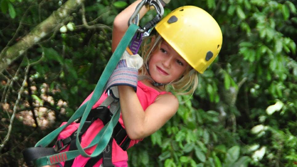 Ziplinen door de boomtoppen in Manuel Antonio