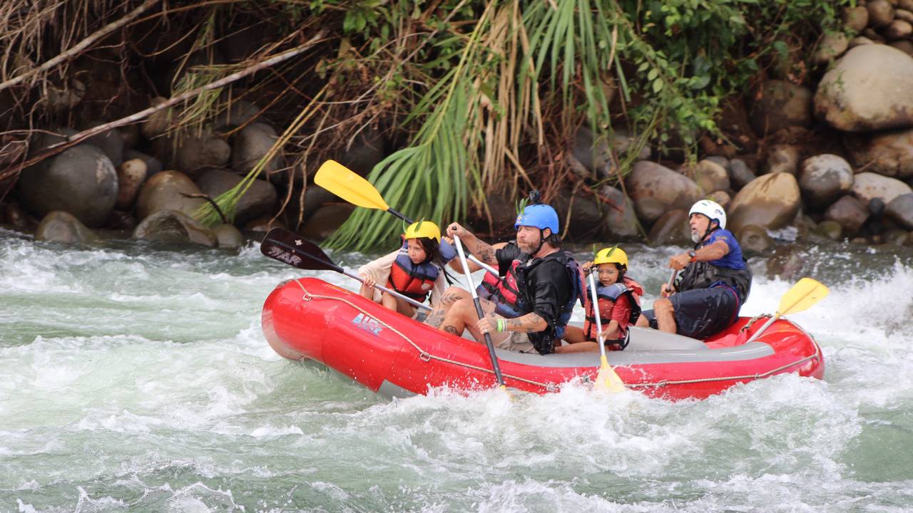 Raften met kinderen in Costa Rica