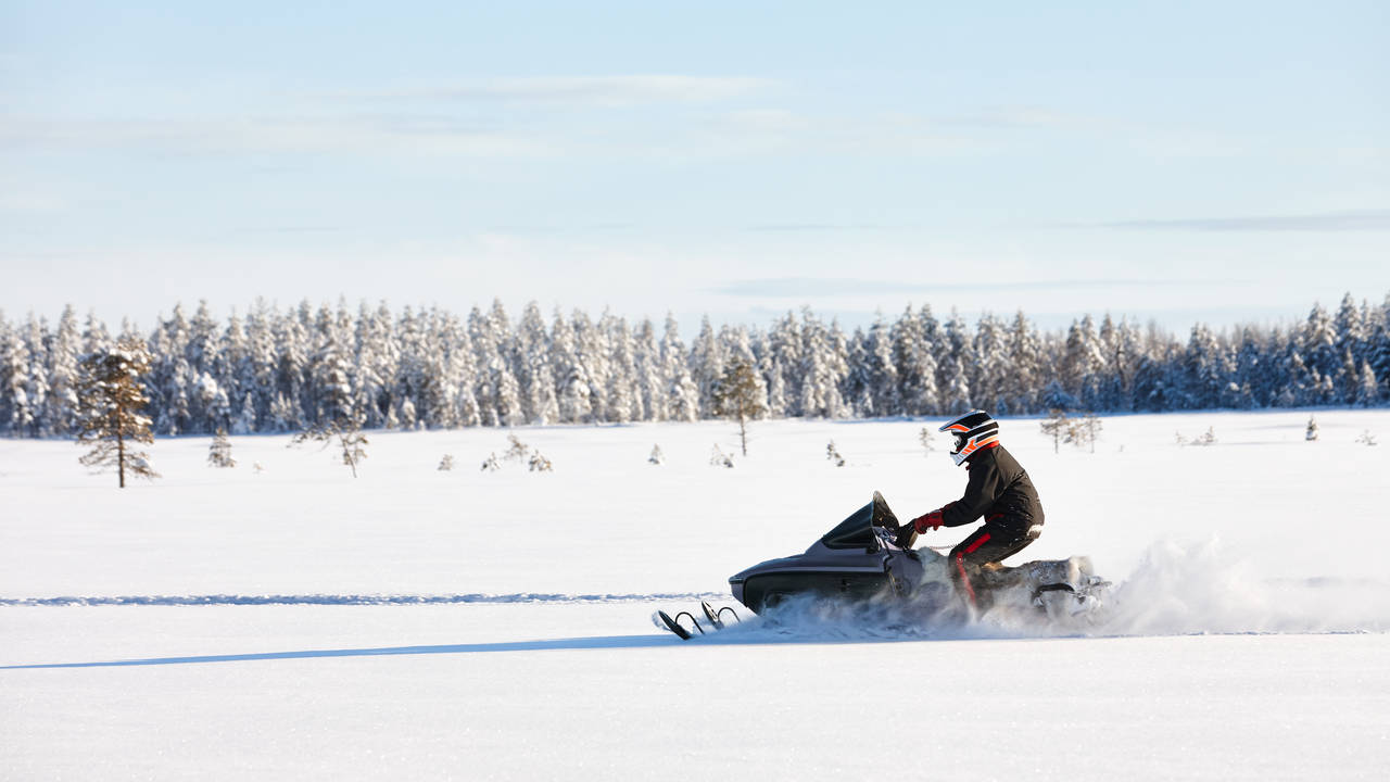 Met de sneeuwscooter in de wildernis