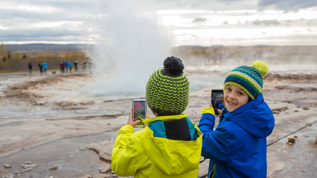 Kids bij Strokkur geiser in IJsland