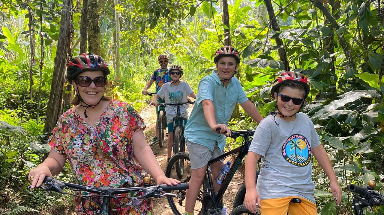 Gezin op de fiets op Bali