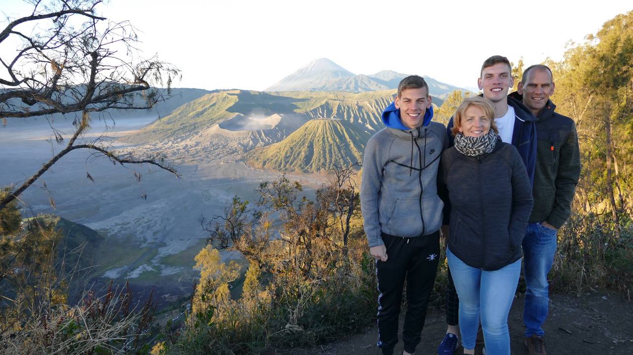 Gezin bij uitzicht op vulkaan in Indonesië